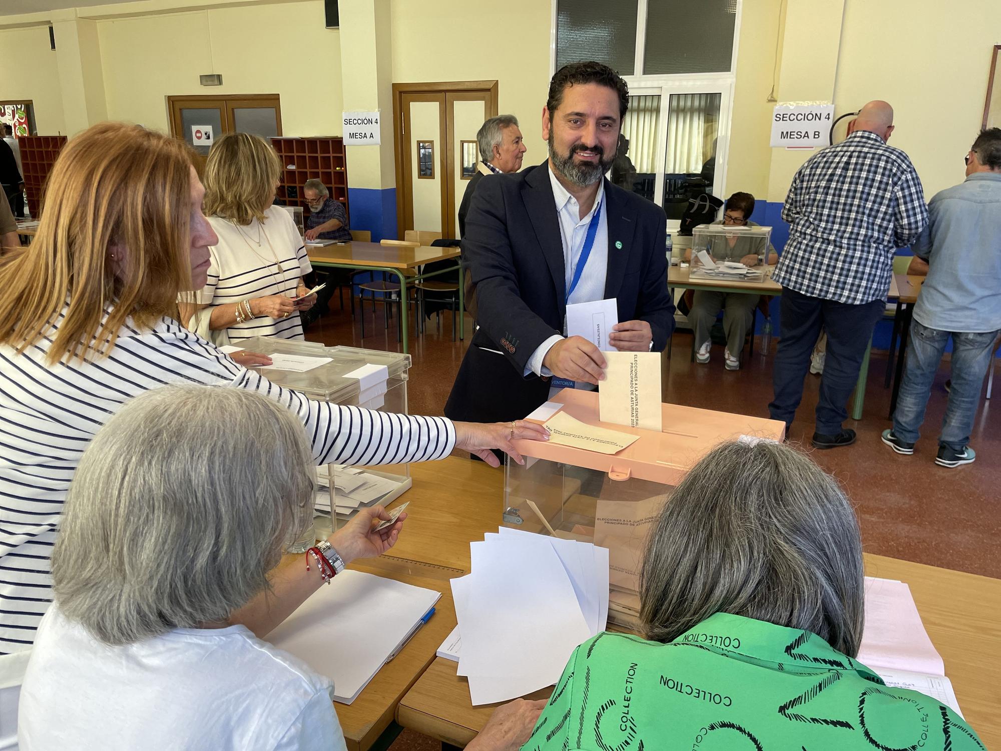 Fernando Hernández, en la votación en el colegio Prau Llerón.