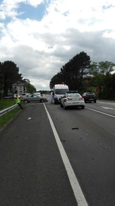 Dos heridos leves en un accidente en el cruce de La Retela, en Tapia