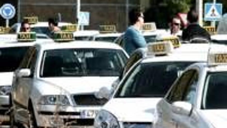 Los taxistas piden ayuda para instalar los GPS en sus coches