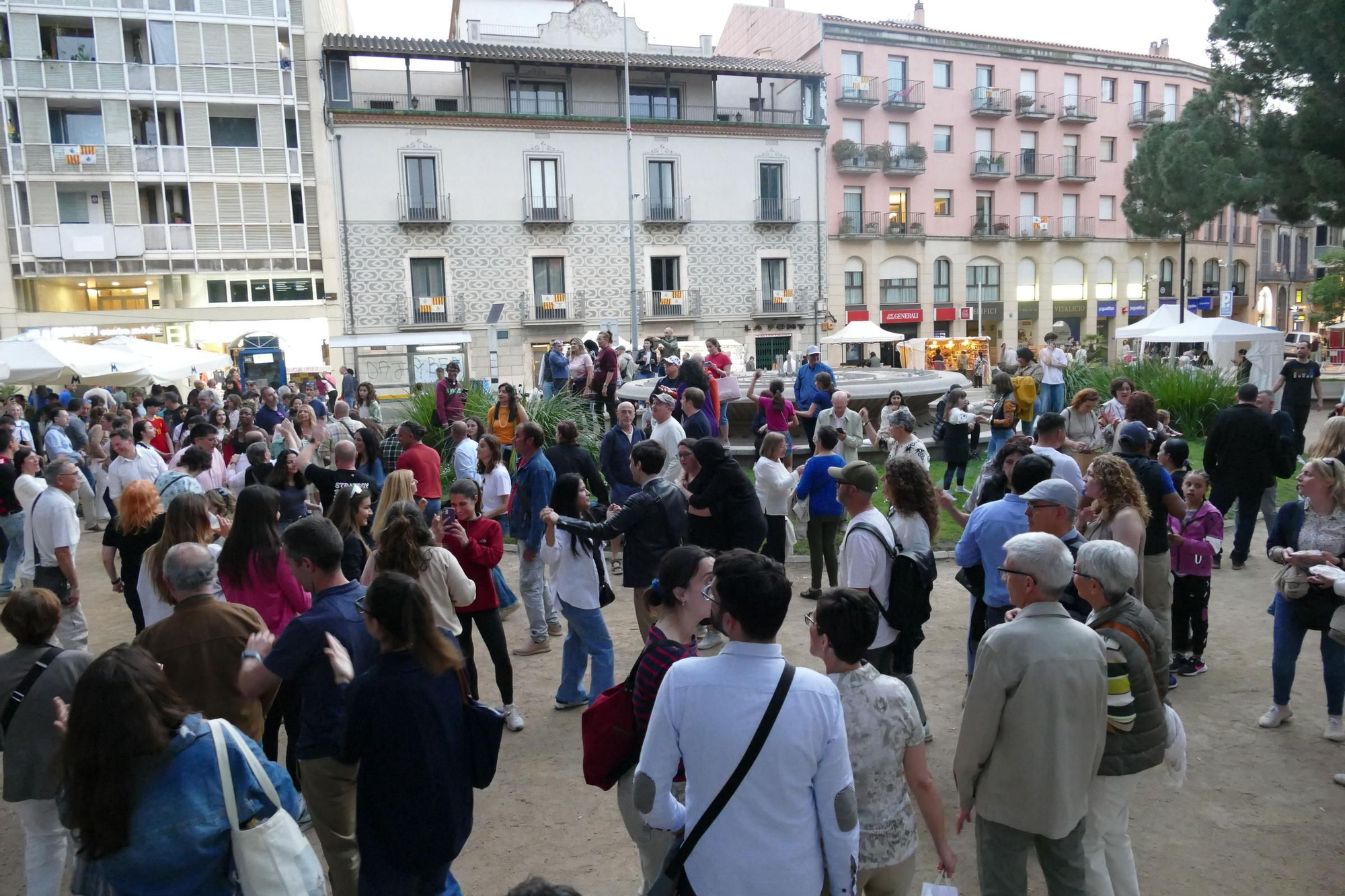 Radio Cassette Night fa moure l'esquelet a desenes de persones per tancar les Fires de l'1 de maig