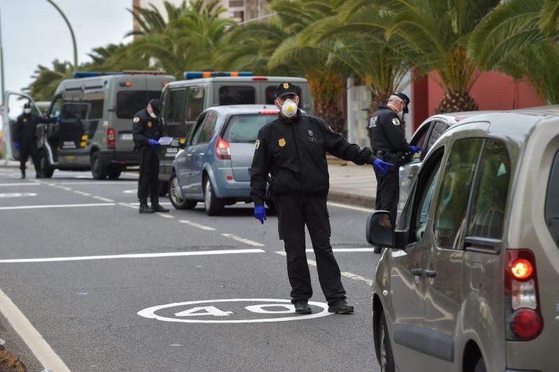 24-03-2020 LAS PALMAS DE GRAN CANARIA. La Policía Local realiza controles por la cuarentena del Covid-19. Fotógrafo: ANDRES CRUZ  | 24/03/2020 | Fotógrafo: Andrés Cruz