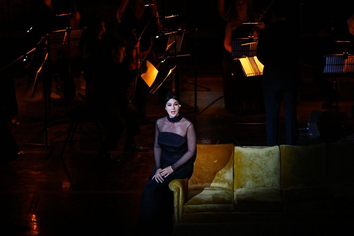 Monica Belluci como Maria Calla en el teatro