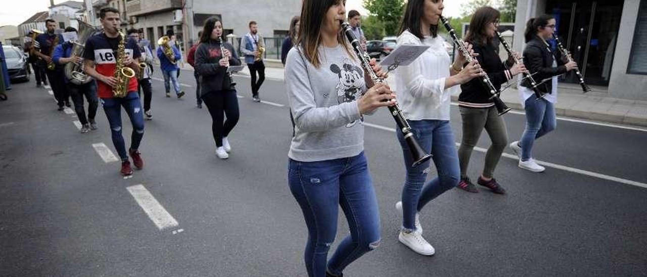 Pasacalles de la Banda de Música Municipal de Agolada en su Festa do Socio en 2018. // Bernabé/Javier Lalín