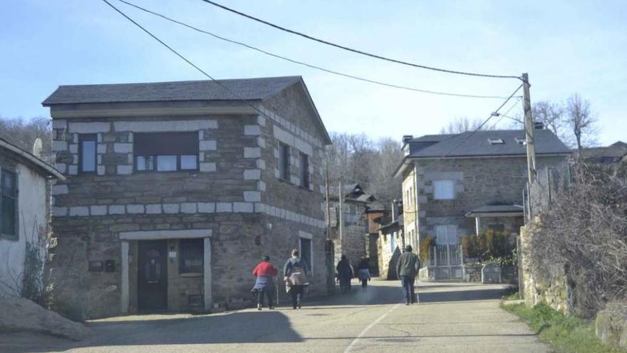 Vecinos paseando por el pueblo de Trefacio.