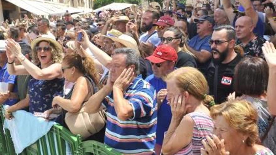 El público disfrutó con la mascletà de Pirotecnia Alpujarreña.