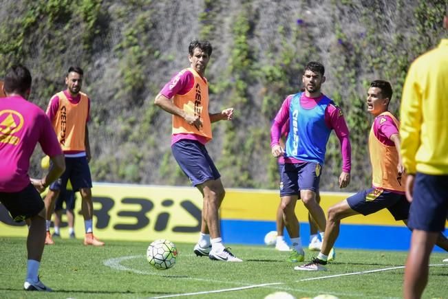 Entrenamiento de la UD Las Palmas en Barranco ...