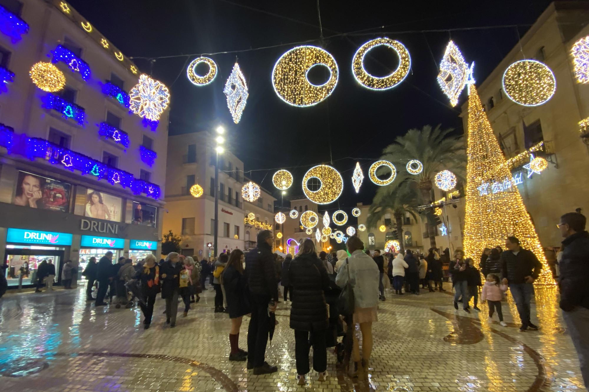 Elche enciende la Navidad con una gran "nevada" y... lluvia intermitente