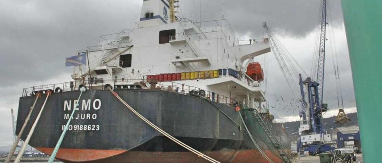 El buque Nemo, atracado ayer en el Puerto de Marín. // S.A.