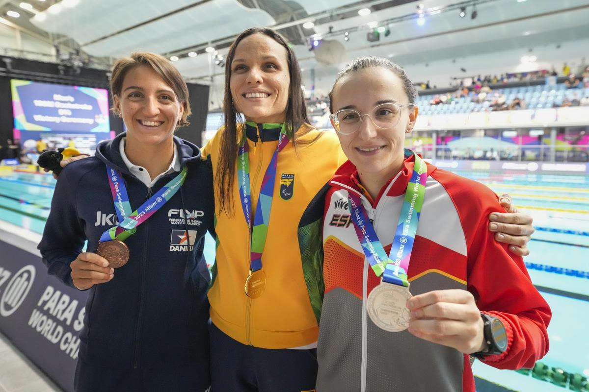 María Delgado con la medalla de plata en el Mundial de Manchester junto con el resto de medallistas de su prueba.