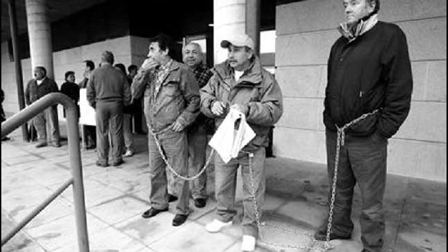 La protesta se prolongó más de cinco horas y los encadenados estuvieron acompañados por otros vecinos. / m.c.