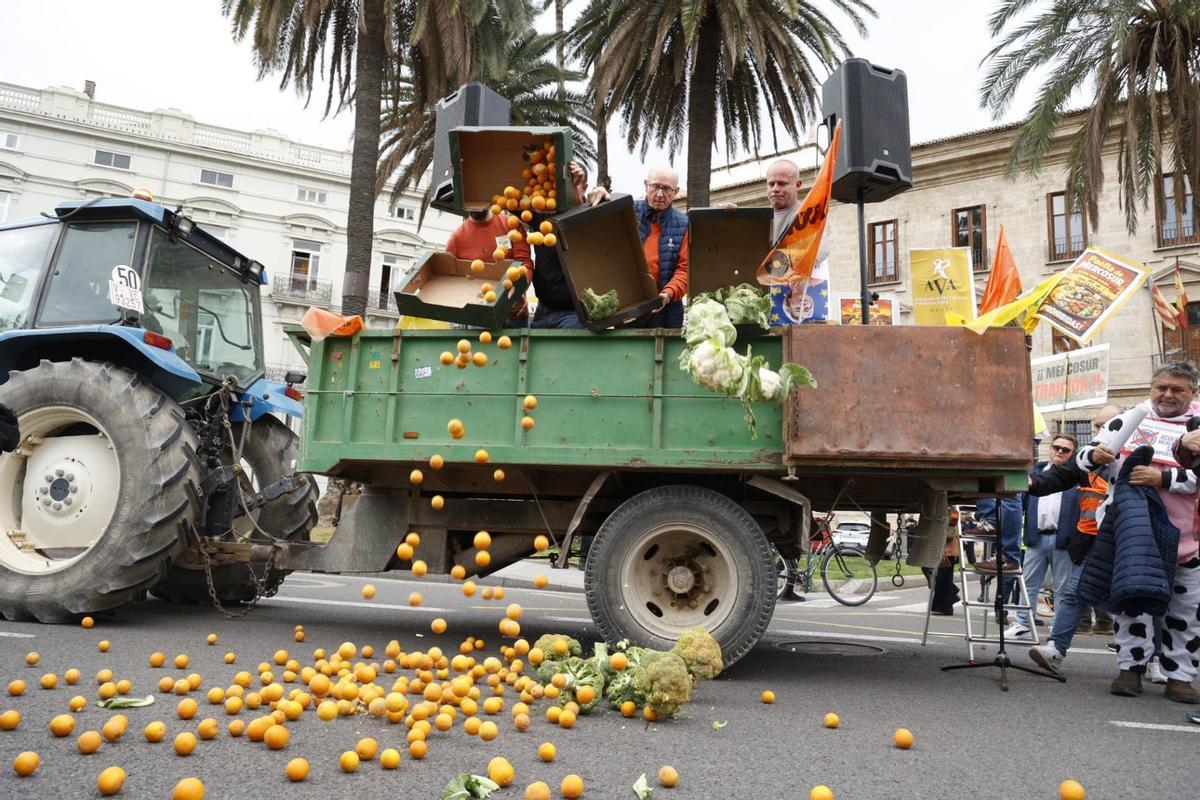 Colapso en las calles de València en el inicio de la tractorada por el acuerdo de la UE y el Mercosur