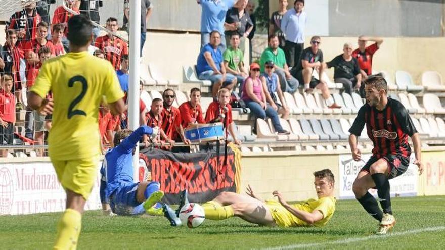 Aitor Fernández y Adrián Marín neutralizan una ocasión del Reus en el duelo de ayer.