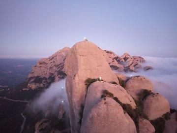 Galeria de fotos: «Llum i llibertat» il·lumina les agulles de Montserrat