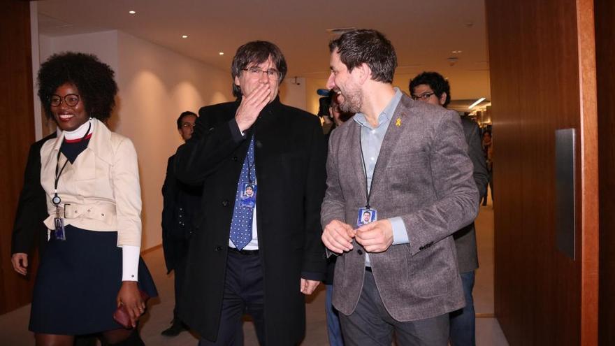 Carles Puigdemont i Toni Comin passejant pel Parlament europeu.