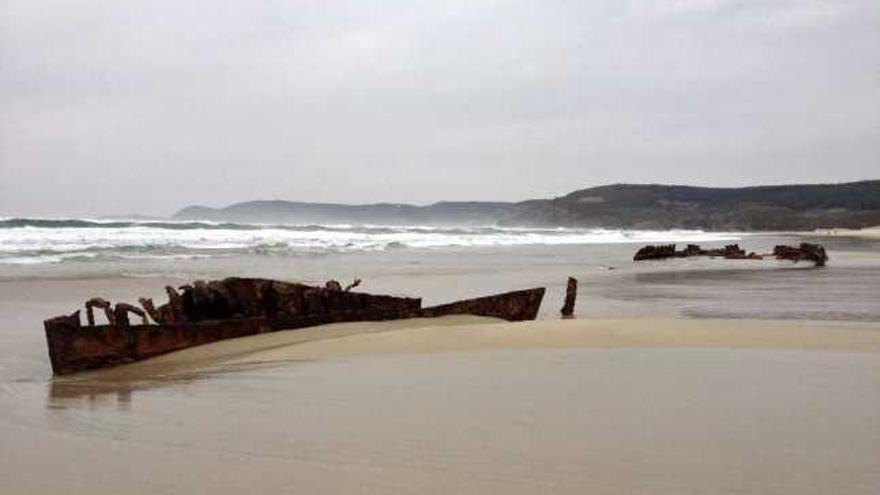 Restos del barco que apareció ayer en la playa de O Rostro de Fisterra (A Coruña). / efe