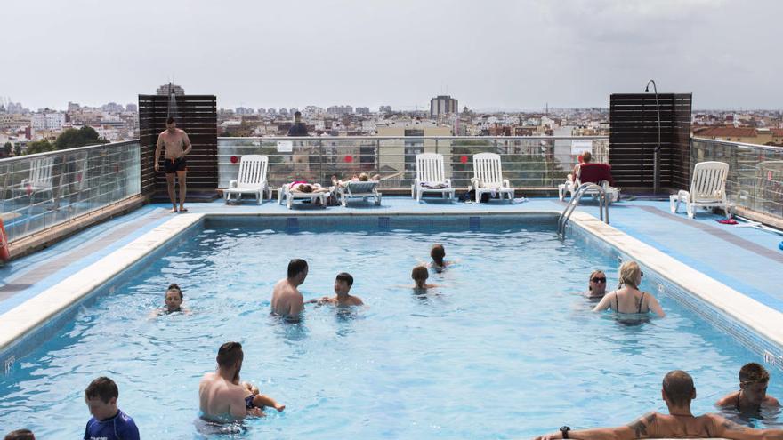 Piscina en la terraza del hotel Expo Hotel.