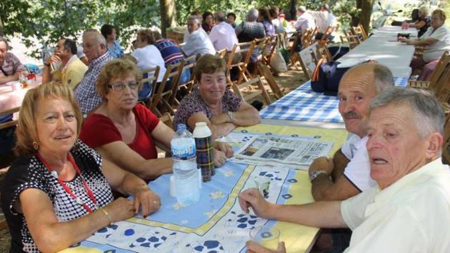 Asistentes a la comida de confraternidad para homenajear a las personas mayores en Darbo.  // S.Álvarez