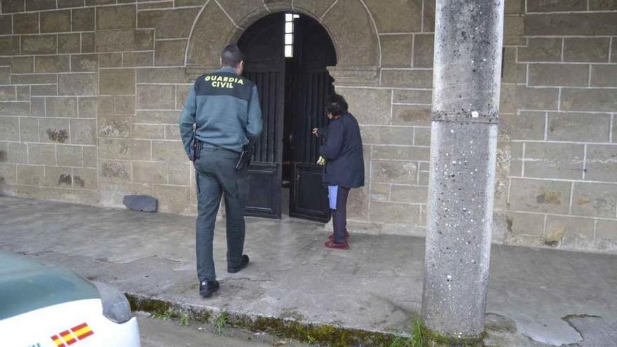 Un agente de la Guardia Civil y una vecina ayer en Entrepeñas.