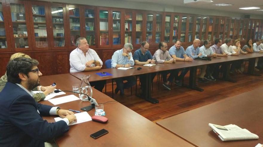 Fernando López Miras, durante una reunión.