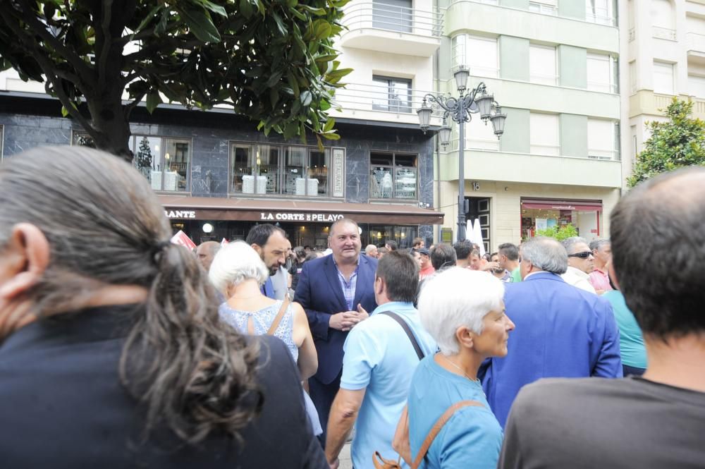 Los mineros desalojados se concentran ante la Junta