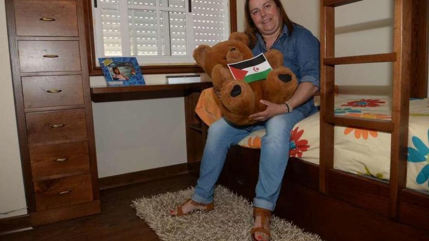 Rosana Rey, con un oso de peluche y la bandera saharaui, ayer en su casa. // Noé Parga