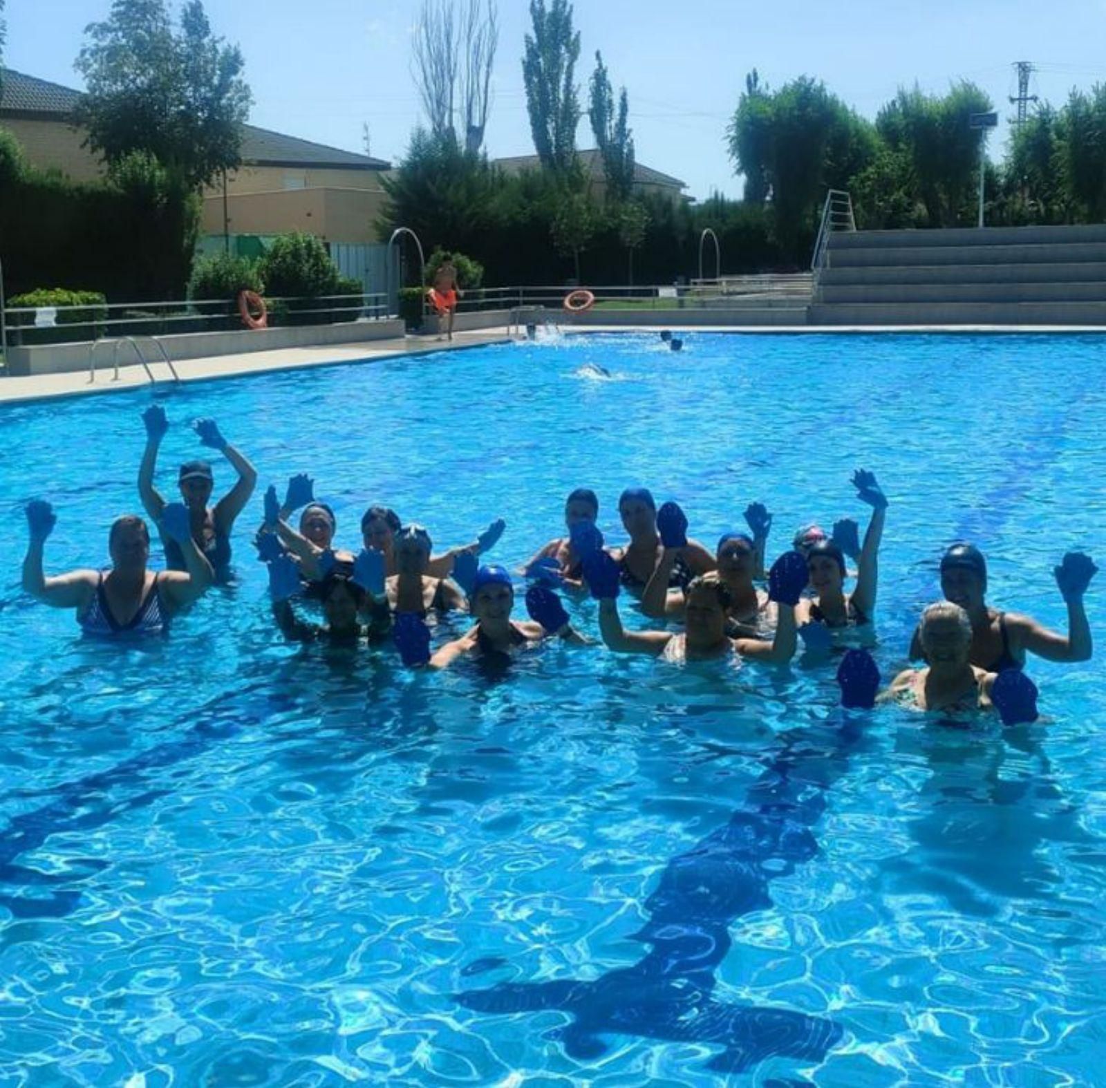 Las piscinas acogieron estos encuentros veraniegos.
