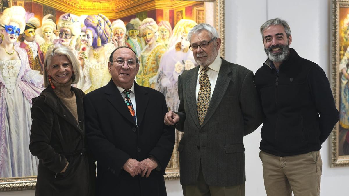 El pintor Juan Valdés, en el centro, junto a los concejales de Cultura y Festejos y el cronista oficial en la inauguración de la exposición,