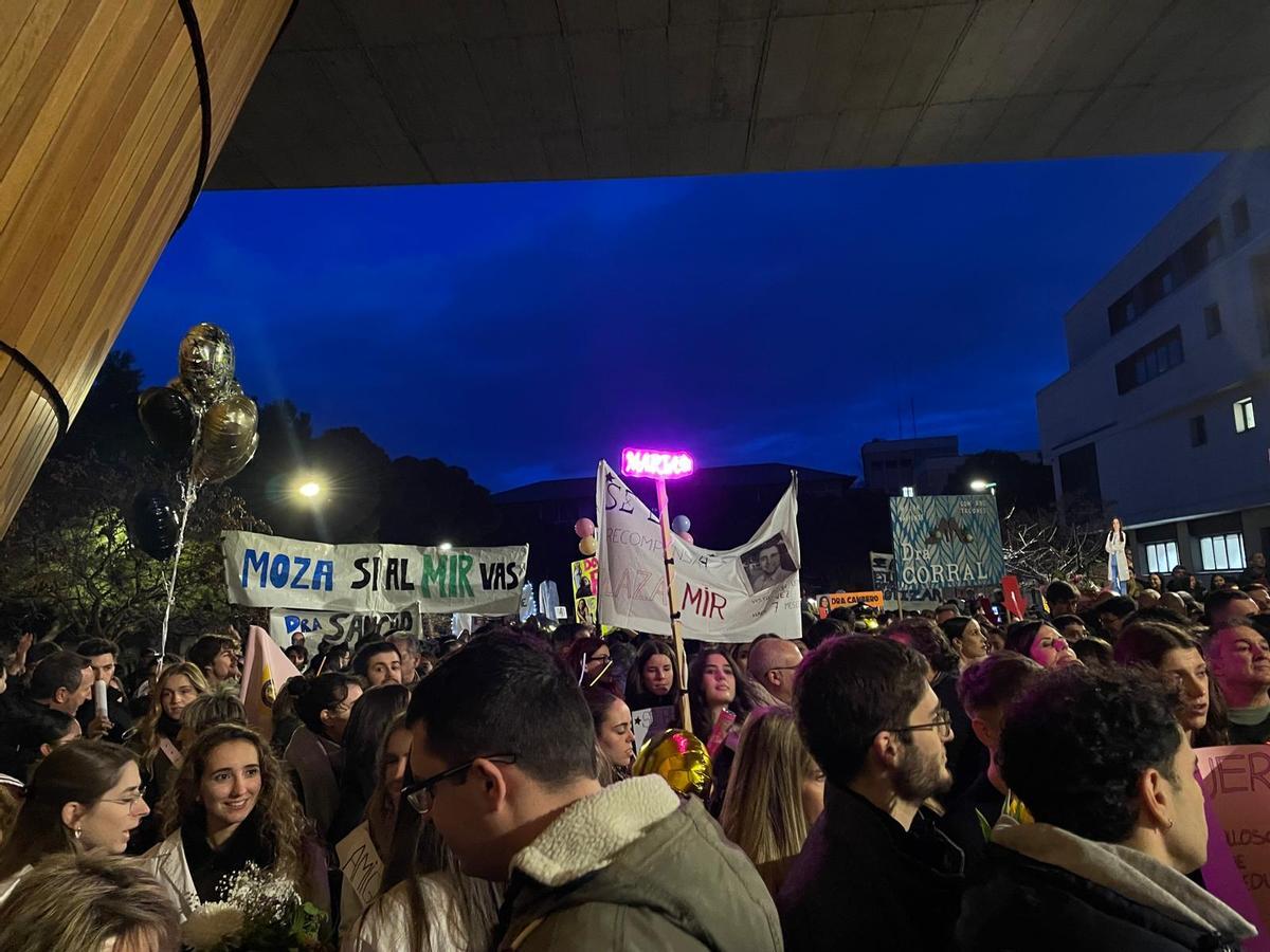 Familiares y amigos esperan a los estudiantes a las puertas de la facultad de Educación.