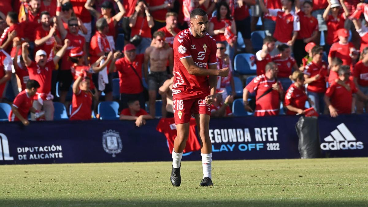 Pablo Ganet celebra el gol que da la victoria y el ascenso al Real Murcia.