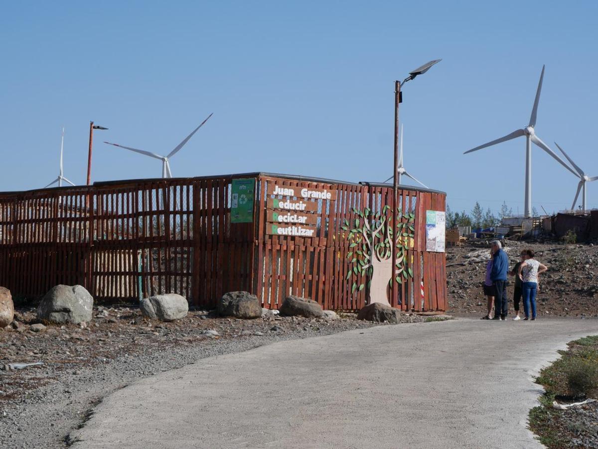 Uno de los puntos habilitados para el acopio de residuos con la valla instalada por los vecinos y vecinas de Juan Grande.