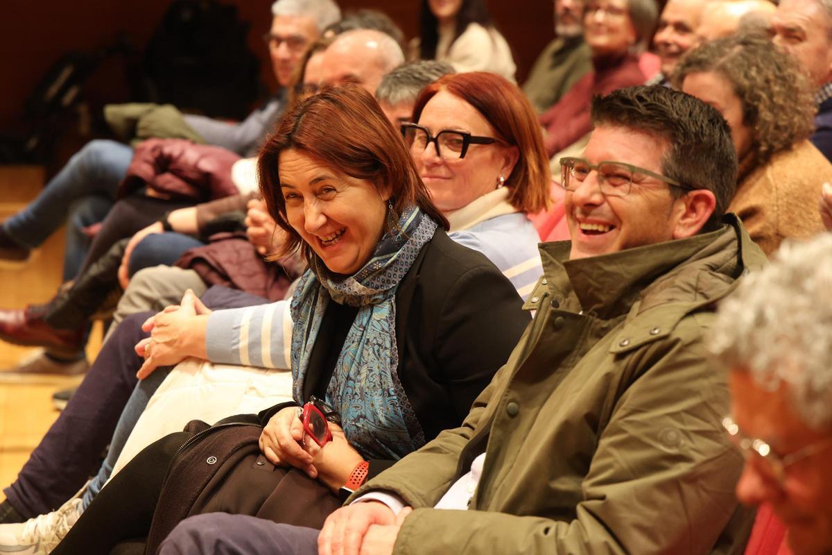 Rosa Pérez y Jorge Rodríguez, durante la intervención de Mónica Oltra en Xàtiva.