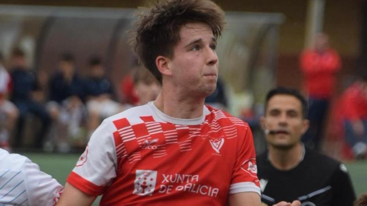 Fabián, en una acción con la camiseta del Val Miñor.