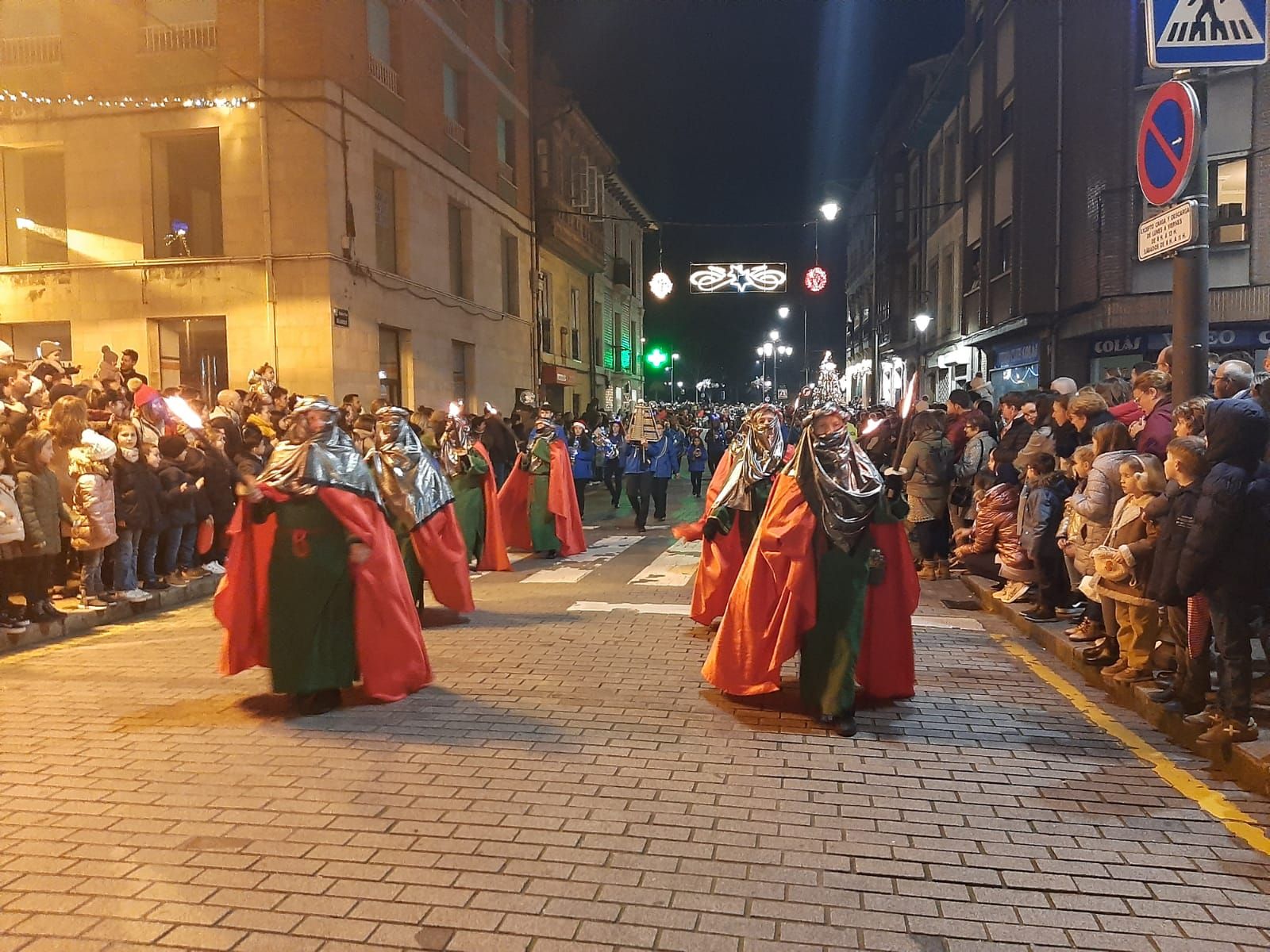 Los Reyes, en dromedario en la Pola: así ha sido la cabalgata de la capital sierense