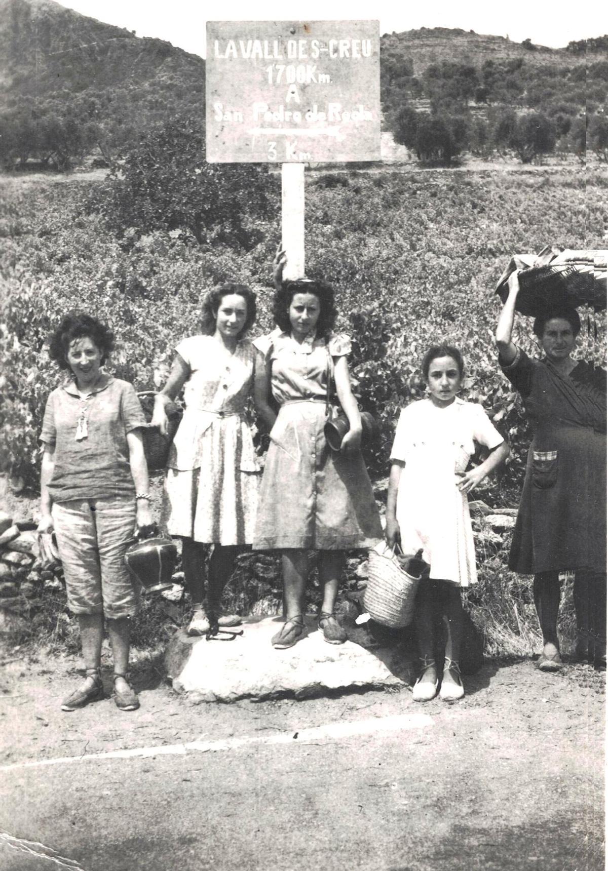 Cruïlla de la carretera del Port de la Selva a la Vall, amb un grup de noies sense identificar.