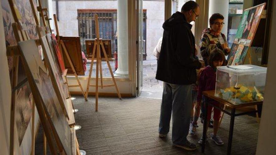 Una família de Barcelona va aprofitar l&#039;estada a Berga per votar el seu cartell favorit, ahir al migdia