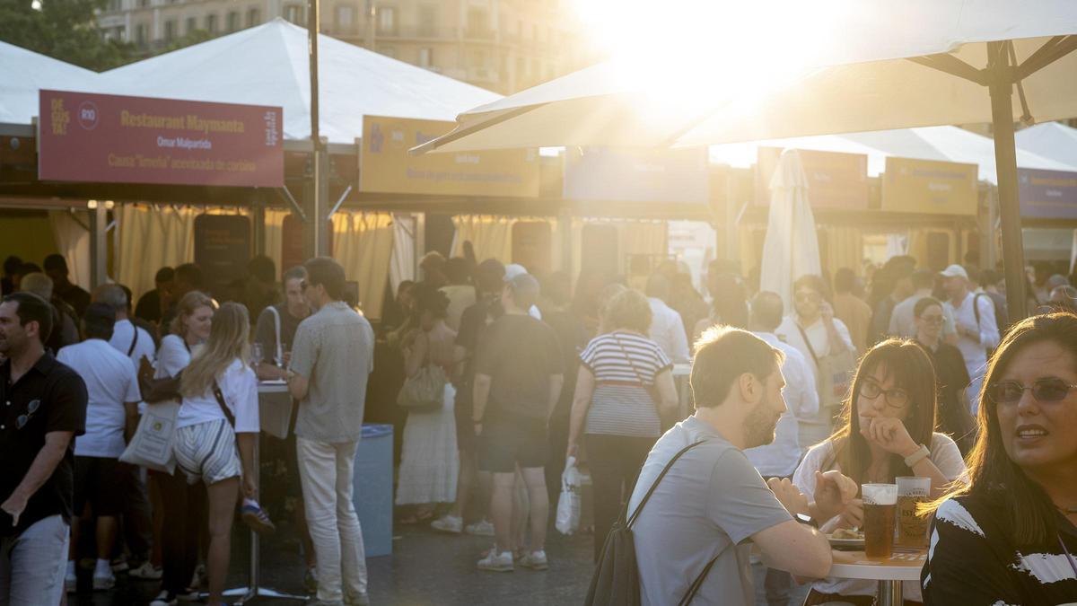 Ambiente en Plaza Catalunya con motivo de una nueva edición del ‘Tast a la Rambla’