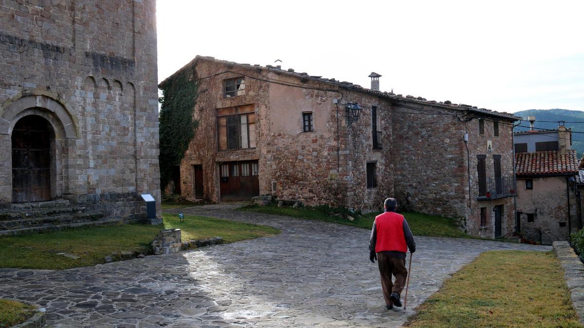 Un dels pocs veïns de Sant Jaume de Frontanyà passeja davant la rectoria, on ara l'Ajuntament vol impulsar el restaurant