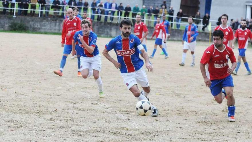 Diego Soto y Marcos Otero intentan cortar una contra en el partido de ida contra el Amoeiro. // Iñaki Osorio