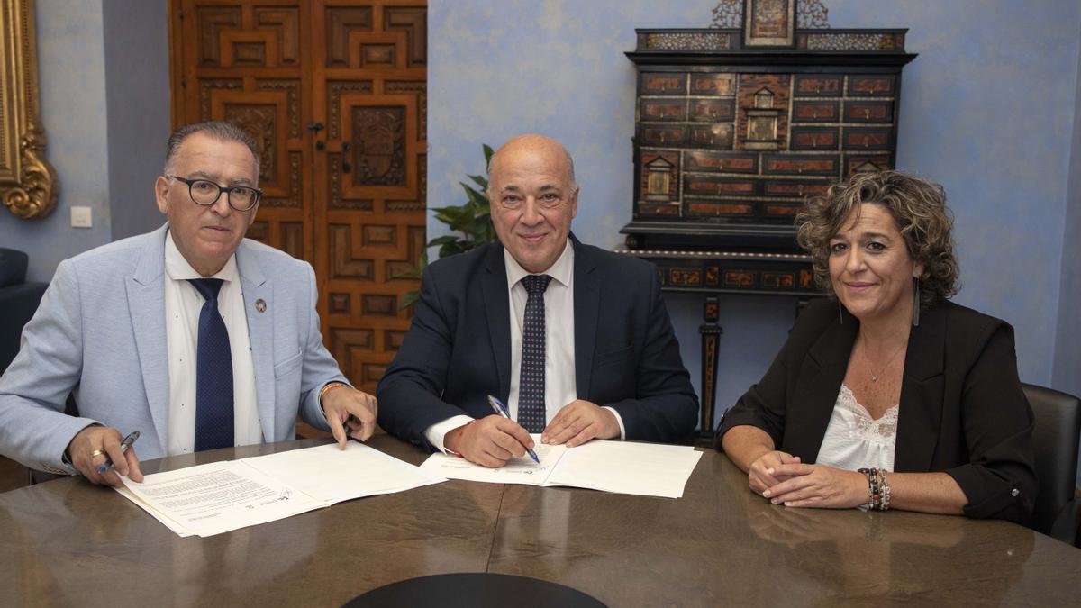 Firma del convenio entre el Ayuntamiento de El Viso y la Diputación.