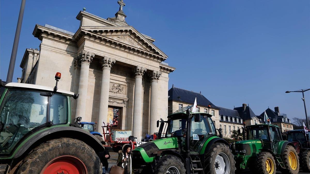 Tractores de granjeros en una manifestación contra los acuerdos comerciales entre la UE y Mercosur, el 21 de febrero, en Rouen (Francia).