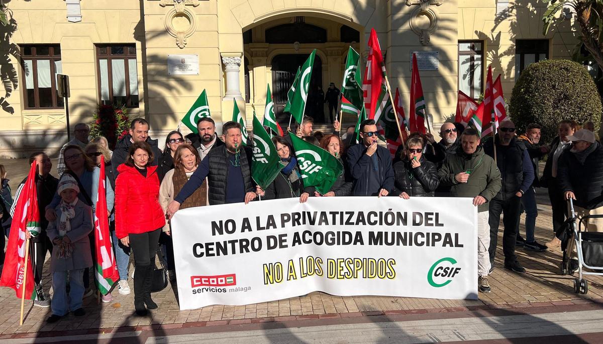 Manifestación de trabajadores del albergue municipal de Málaga.