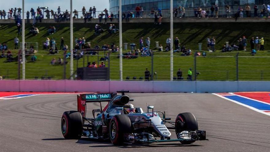 Hamilton pone en duda a Rosberg en un día de problemas para Vettel