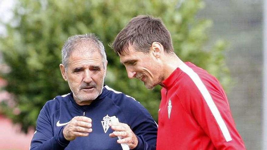 Herrera y Scepovic dialogan al término del entrenamiento de ayer.