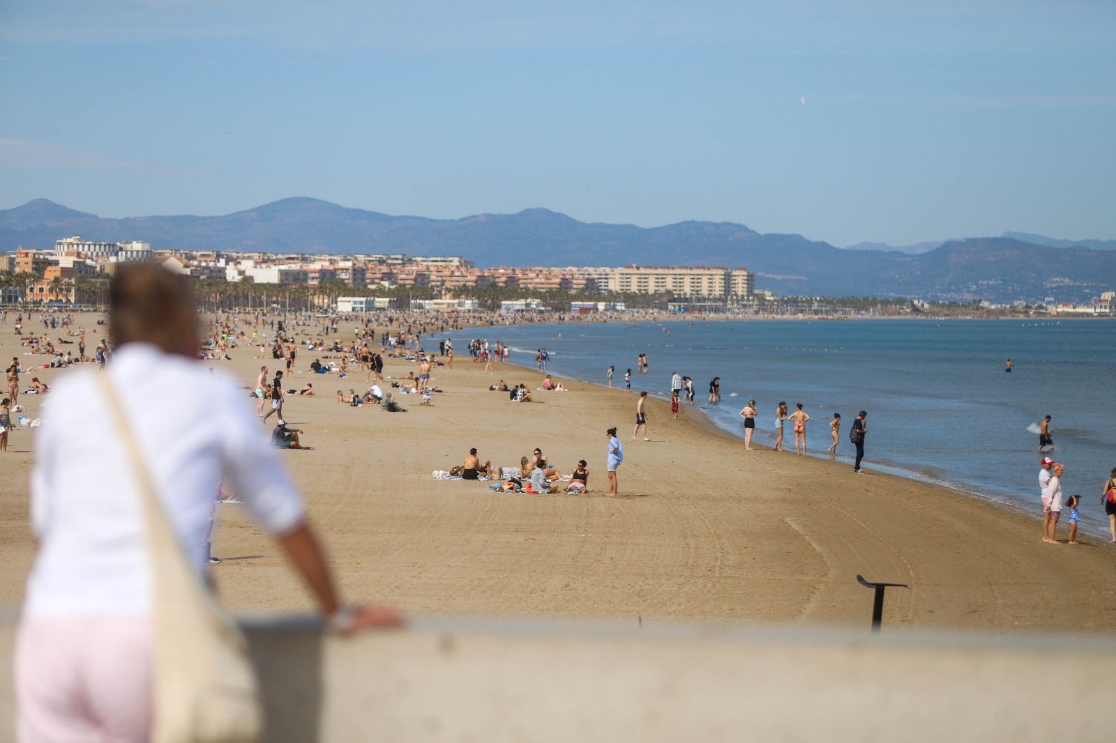 Los valencianos toman la playa en un sábado que roza los 30 grados