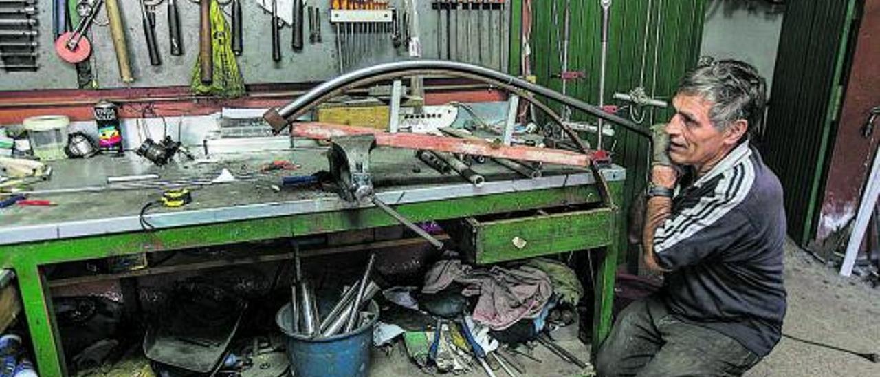 Un trabajador autónomo durante la jornada laboral en su taller.