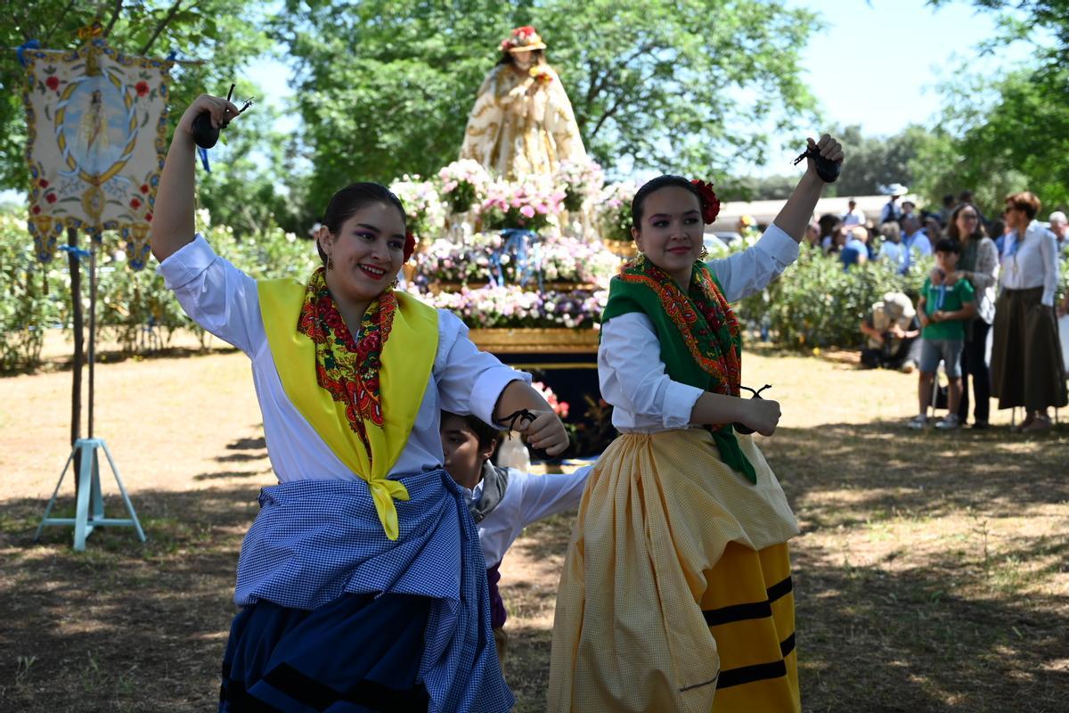 Bailarinas de Coros y Danzas de Badajoz ante la Virgen de Bótoa.