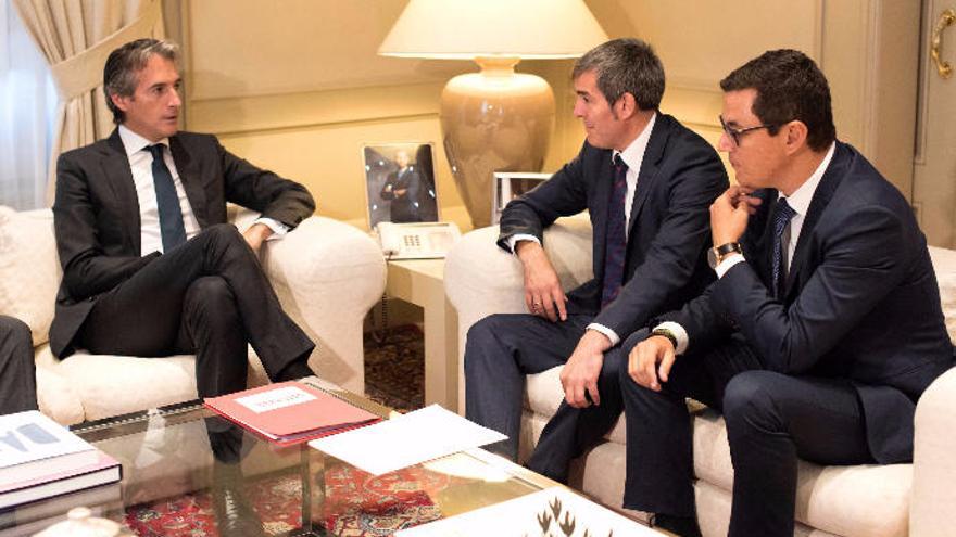 Fernando Clavijo y Pablo Rodríguez en la reunión con Íñigo de la Serna (izquierda).