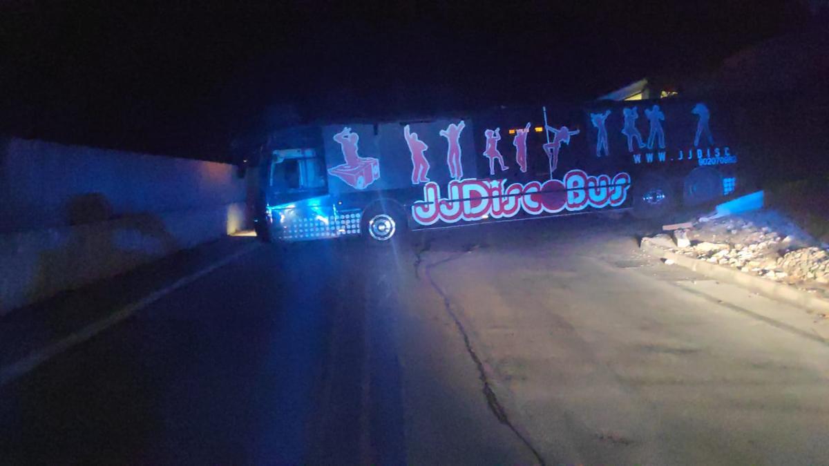 El bus discoteca ha quedado atravesado en la carretera de La Guardia