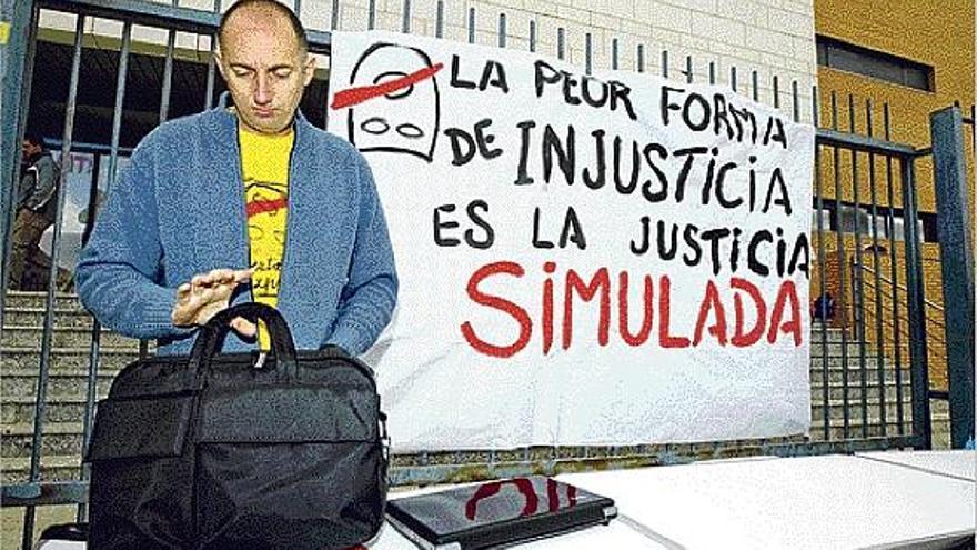 El profesor José Luis Santiago, durante la protesta que protagonizó a las puertas del centro cuando fue suspendido.