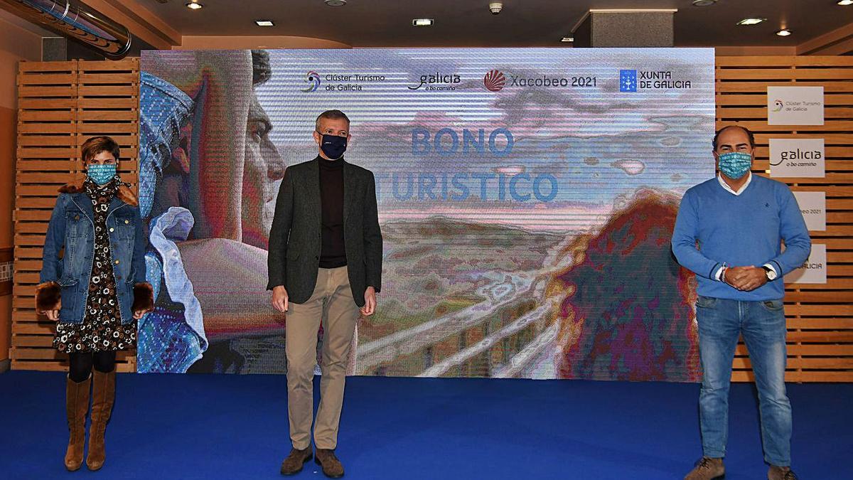 Alfonso Rueda y Nava Castro, junto a Cesáreo Pardal, durante el acto celebrado en Pontevedra. |   // G. SANTOS